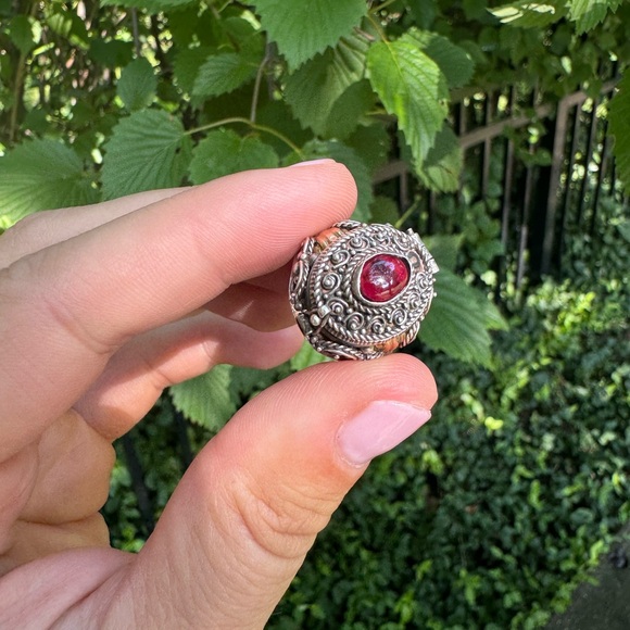 925 Sterling Silver and yellow gold vintage “poisoner’s ring” with garnet - Picture 5 of 16